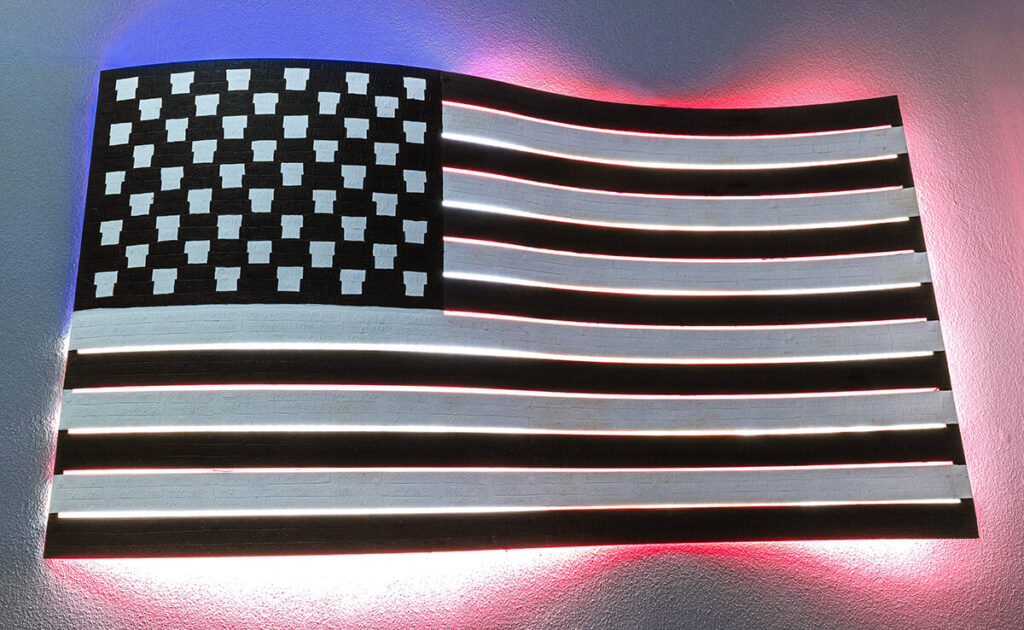 Opera d’arte American Flag di Jona realizzata in Braille, bandiera degli Stati Uniti in rilievo monocromatico

