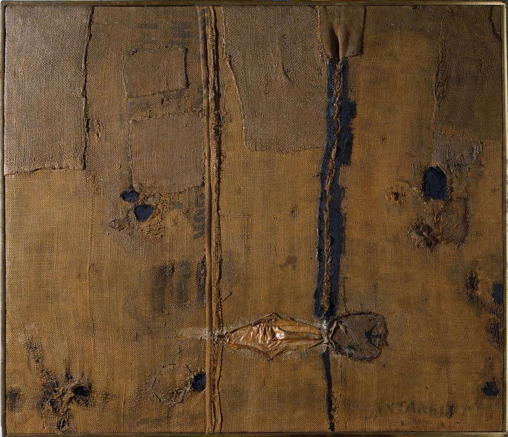 Opera “Sacco” di Alberto Burri con juta cucita, strappi e bruciature su superficie pittorica