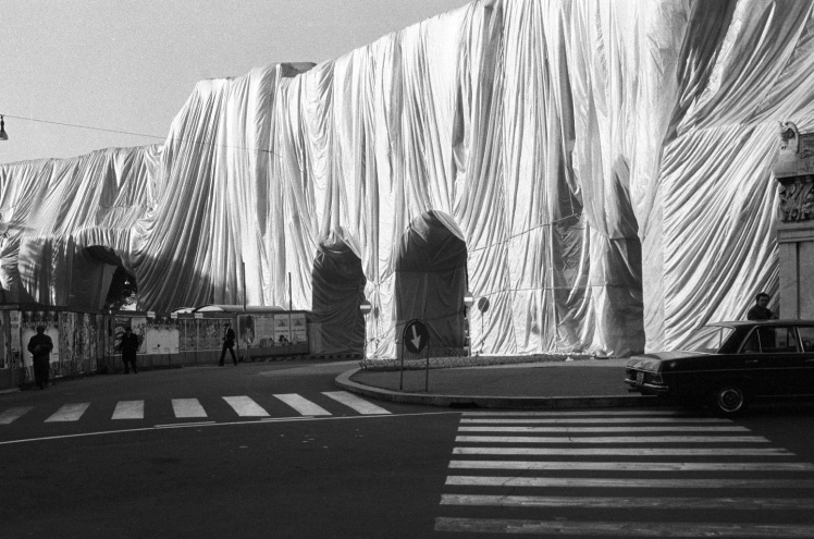 Porta Pinciana a Roma avvolta in tessuto nell’intervento di Christo e Jeanne-Claude, 1969