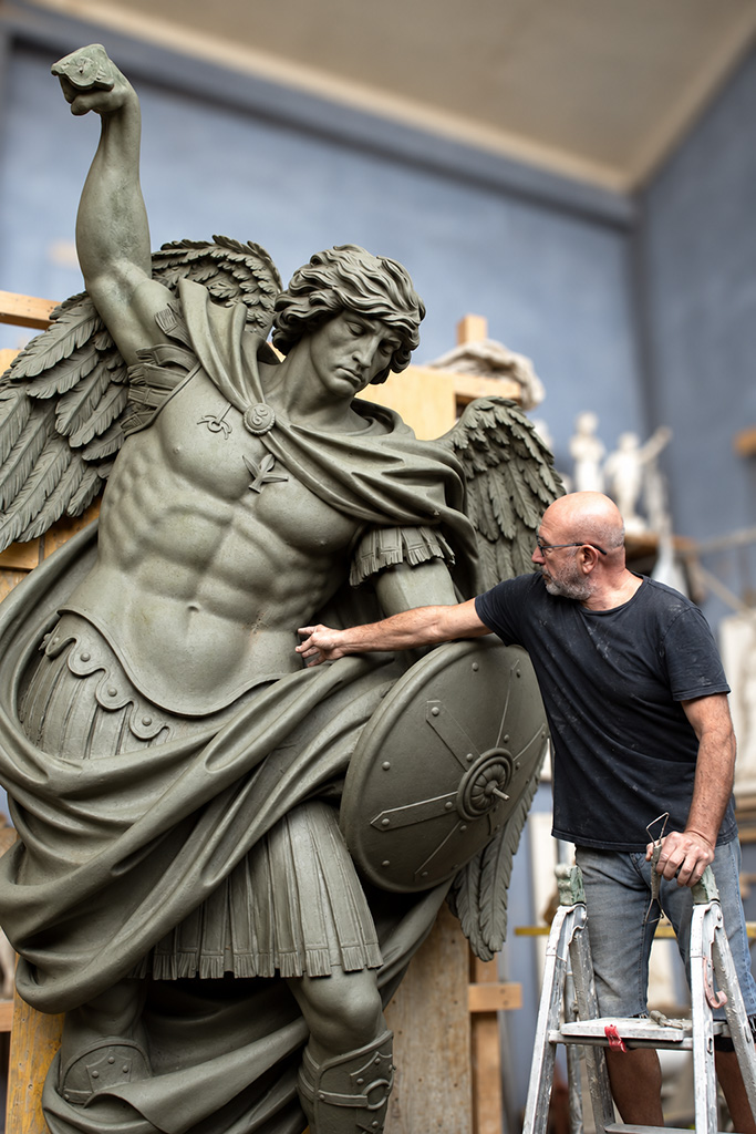 Lavorazione del San Michele Arcangelo monumentale nello studio di scultura