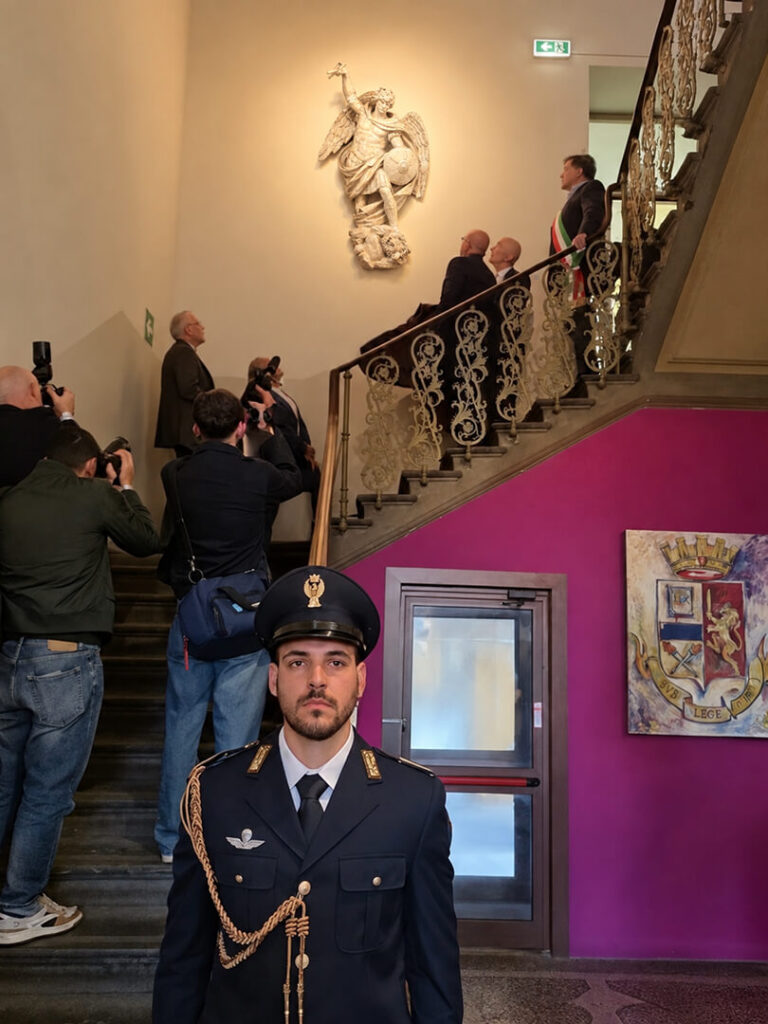 San Michele Arcangelo di Sergey Eylanbekov nella sede della Questura di Lucca