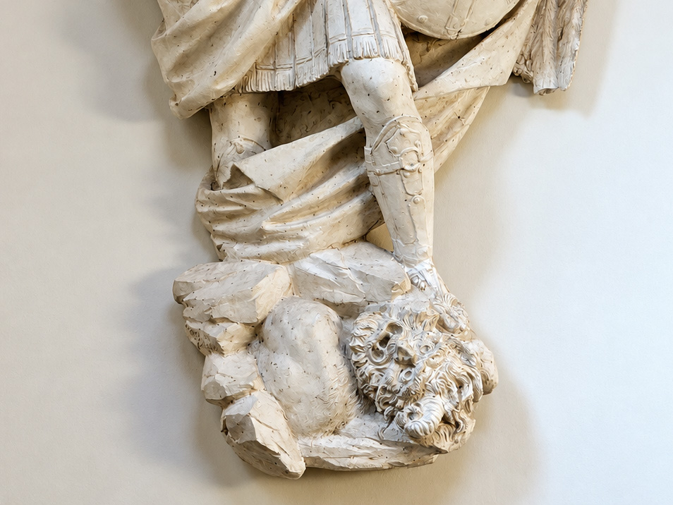 Dettaglio del bozzetto in gesso del San Michele Arcangelo di Sergey Eylanbekov, con il piede sulla figura sconfitta