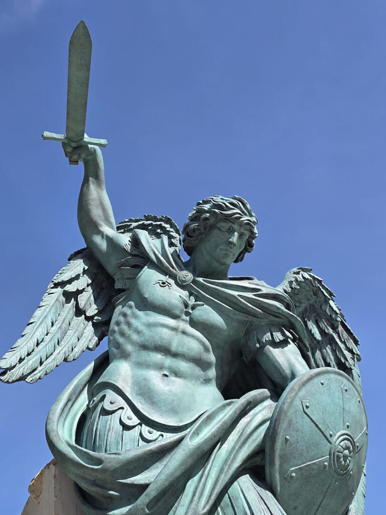 San Michele Arcangelo in bronzo di Sergey Eylanbekov, visto dal basso con spada e scudo