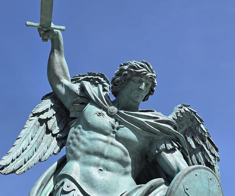 San Michele Arcangelo in bronzo di Sergey Eylanbekov, visto dal basso con spada e scudo